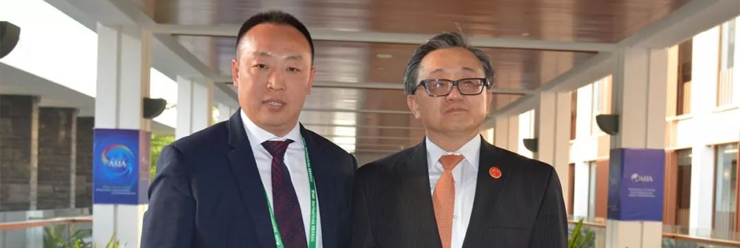 操逼操逼操逼操逼逼的大骚逼联合国副秘书长刘振民和赵章栓会长在博鳌亚洲论坛亲切交"
